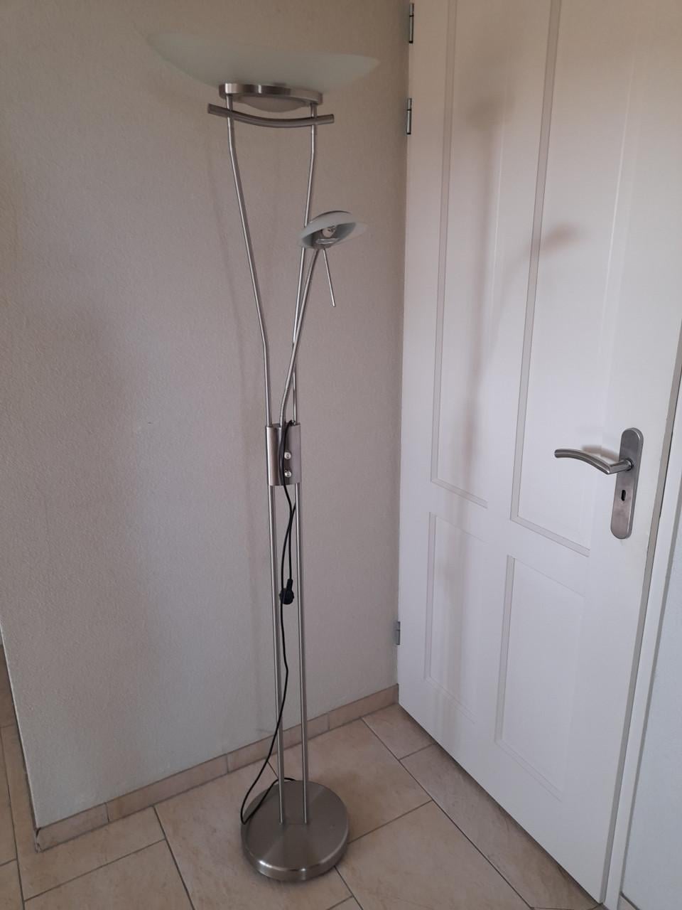 Vloerlamp (werkt naar behoren) (in goede staat )  Kan ook dimmen!