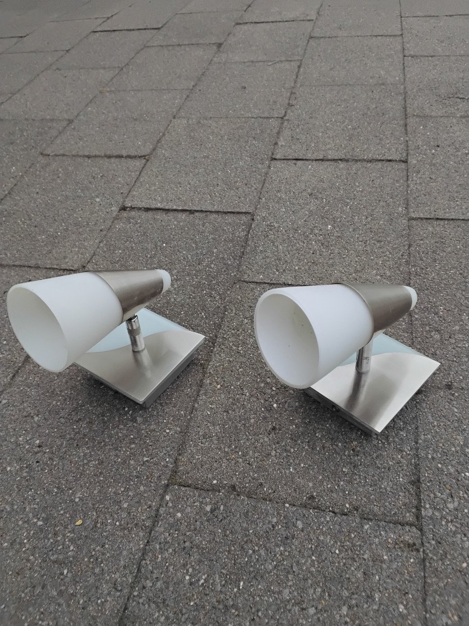 2 mooie wandlampjes  wit/rvs €10