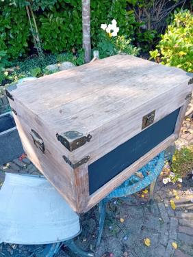 Twee houten voorraadkisten met scharnierdeksel