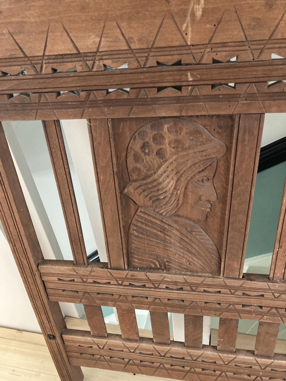 Antieke houten bedeind