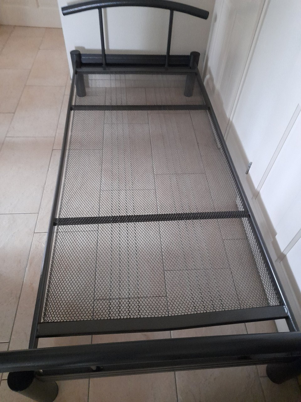 2 x Metalen bed  90 x 200 (in goede staat )  €60 per stuk