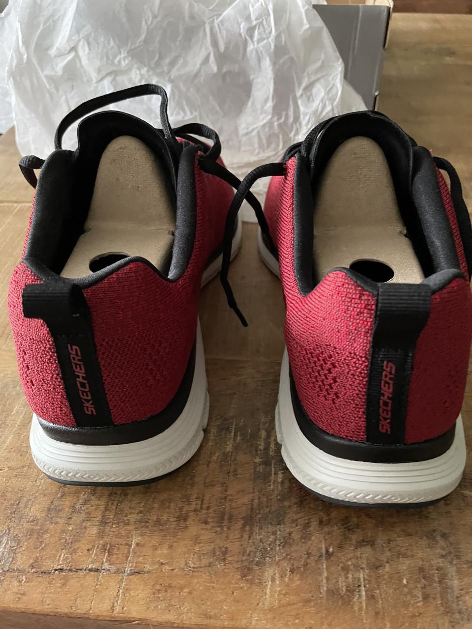 Nieuwe rode skechers