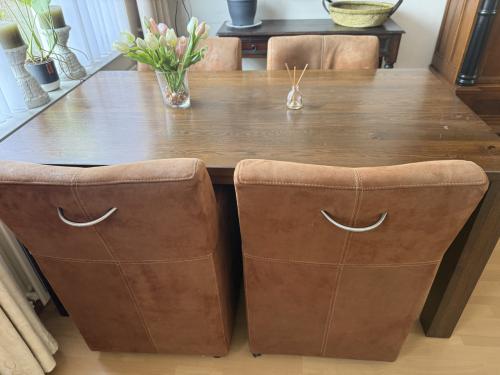 Eettafel (teak) en 4 bijbehorende heel goed zittende stoelen.