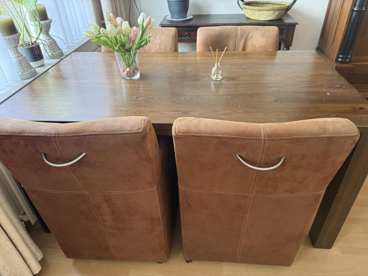 Eettafel (teak) en 4 bijbehorende heel goed zittende stoelen.