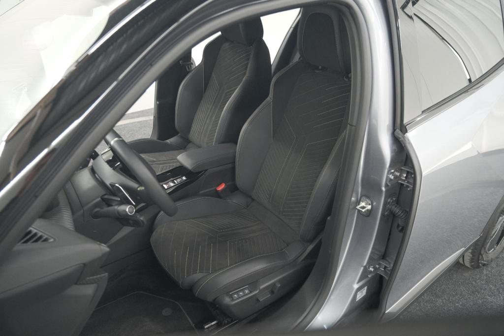 Peugeot 2008 puretech 130 eat8 gt | 360 camera | stoelmassage | adaptieve c