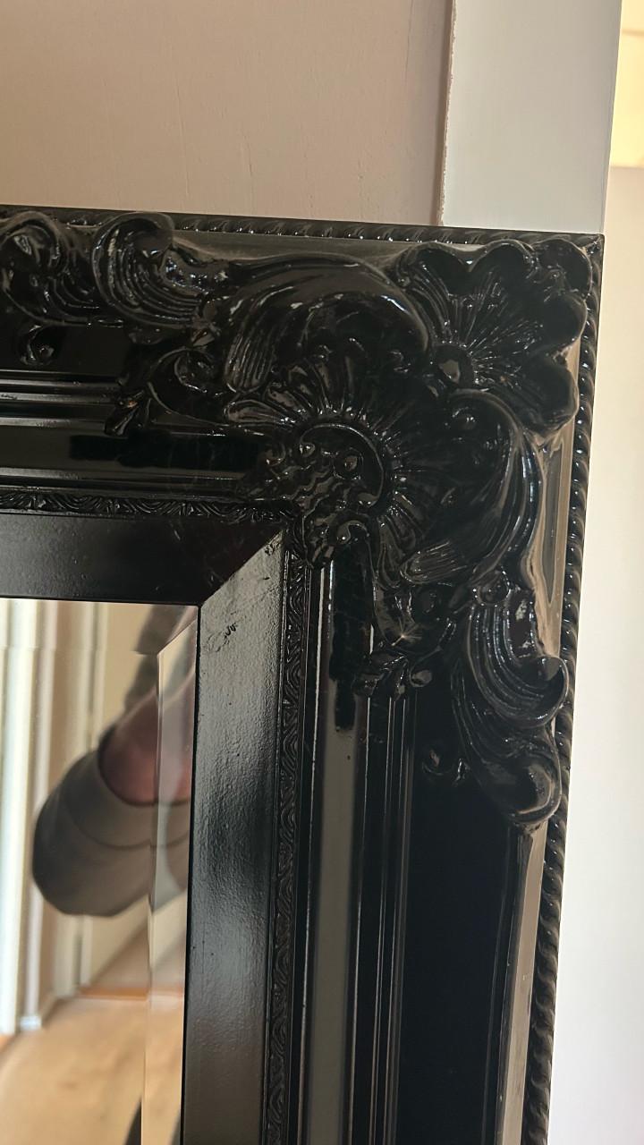 Grote spiegel met zwarte houten sierlijst