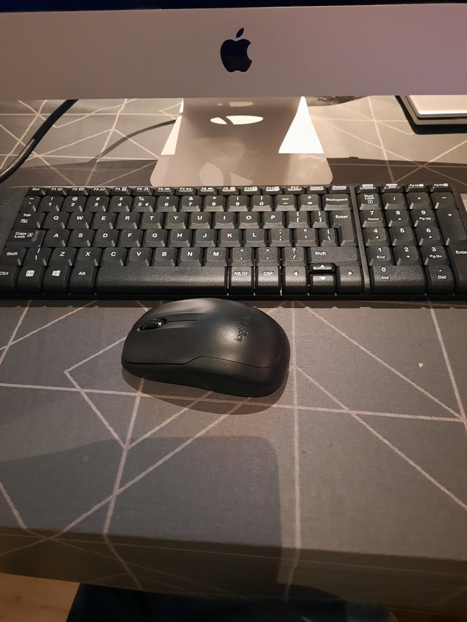 Apple i mac { 22.5 inch- }