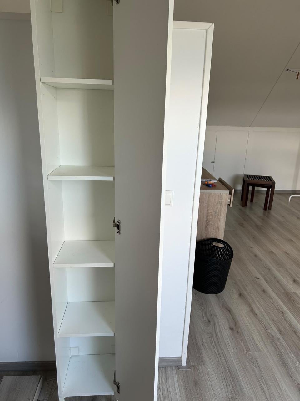 Smalle hoge wandkast