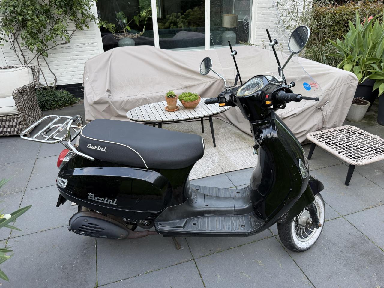 Zwarte scooter