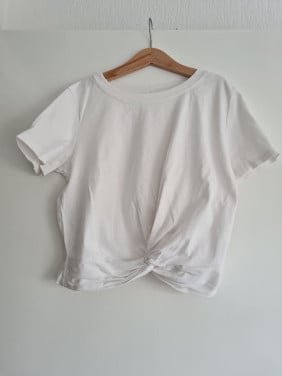 Wit shirt met knoop detail Mt 128-134