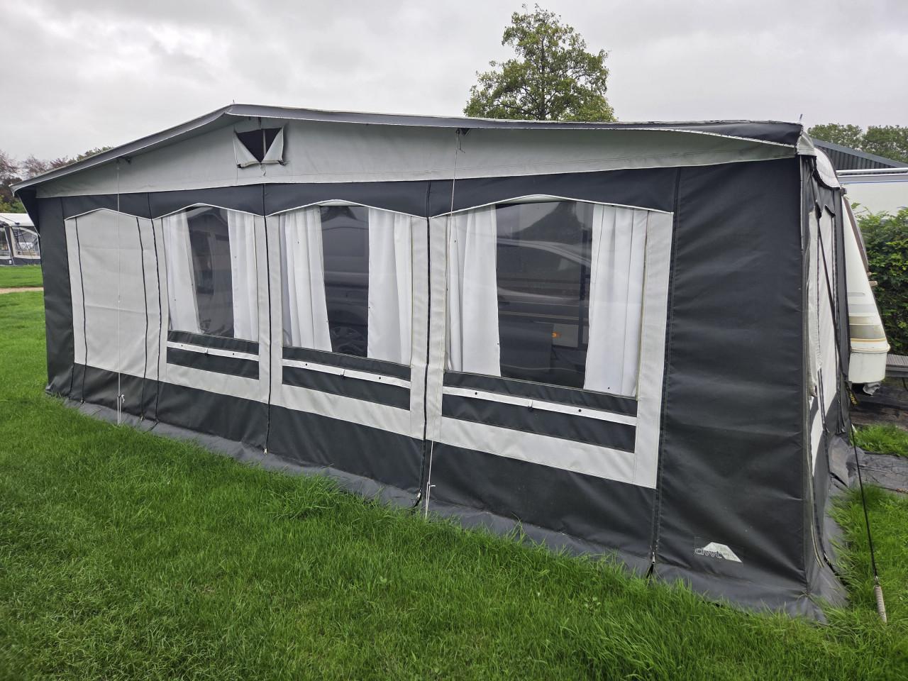 Knaus azur 620 met voortent