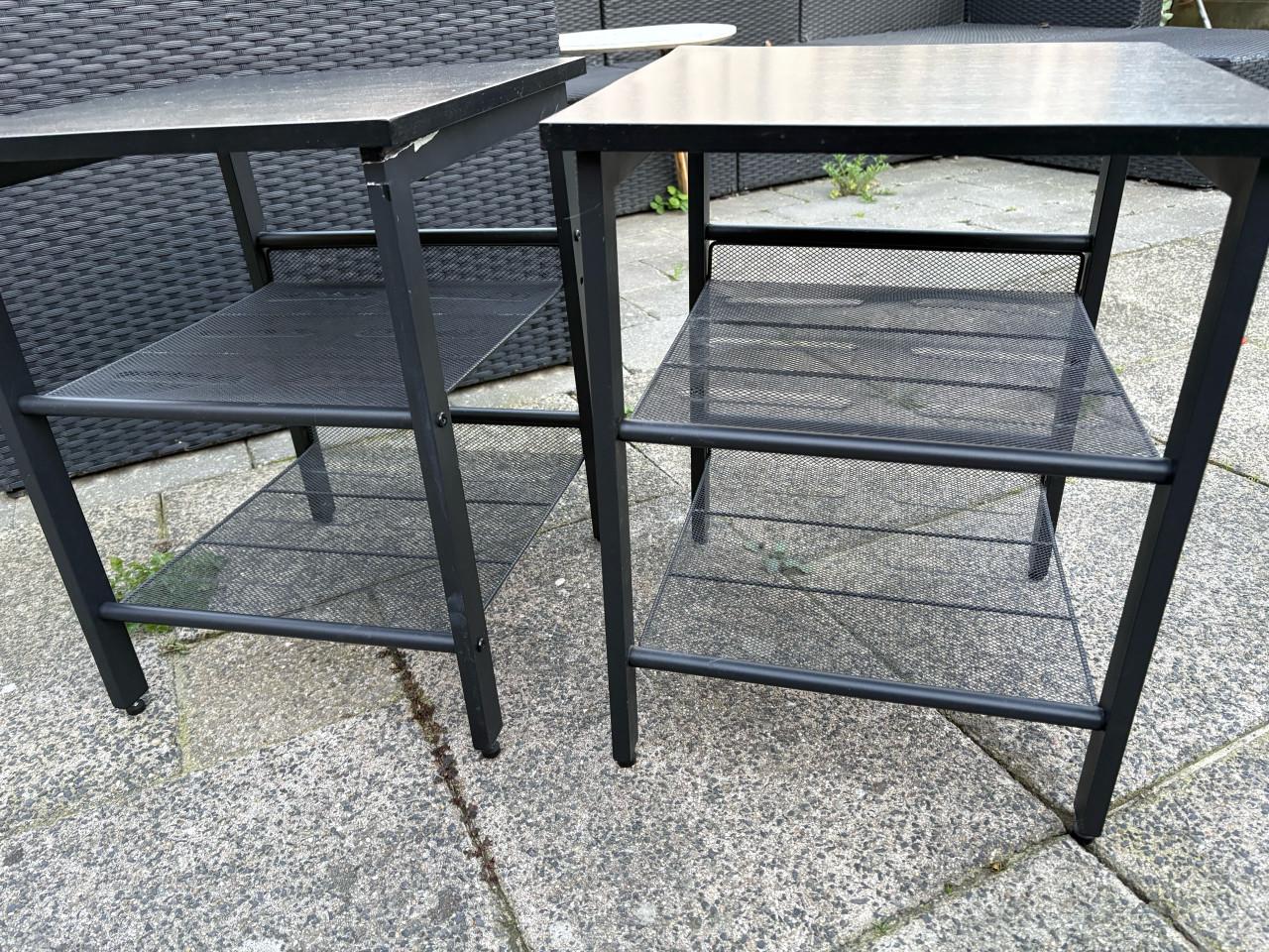 Twee zwarte nachtkastjes