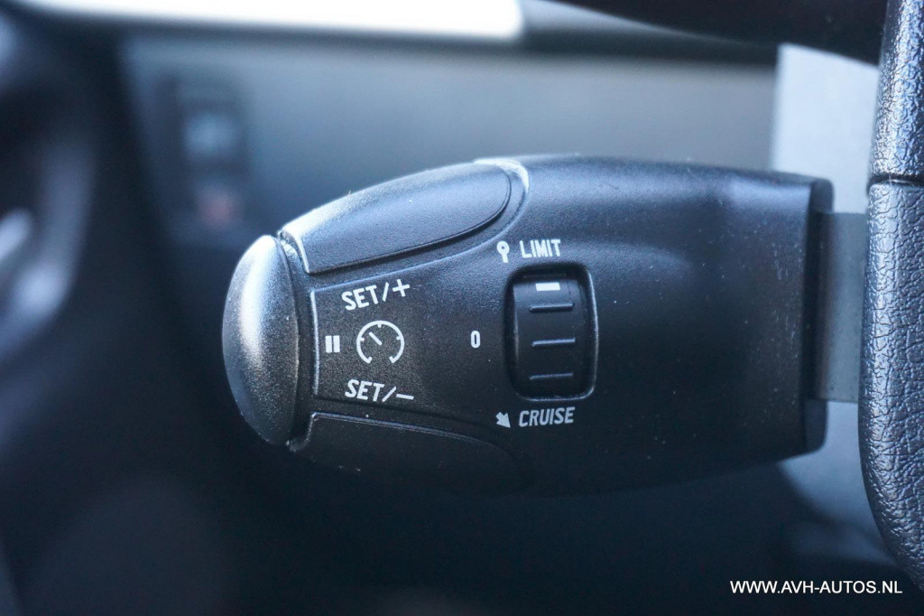 Peugeot 207 1.4-16v color-line
