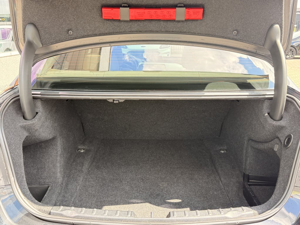 BMW 3-serie 320i high executive | navi | leder | 260pk | elect trekhaak |
