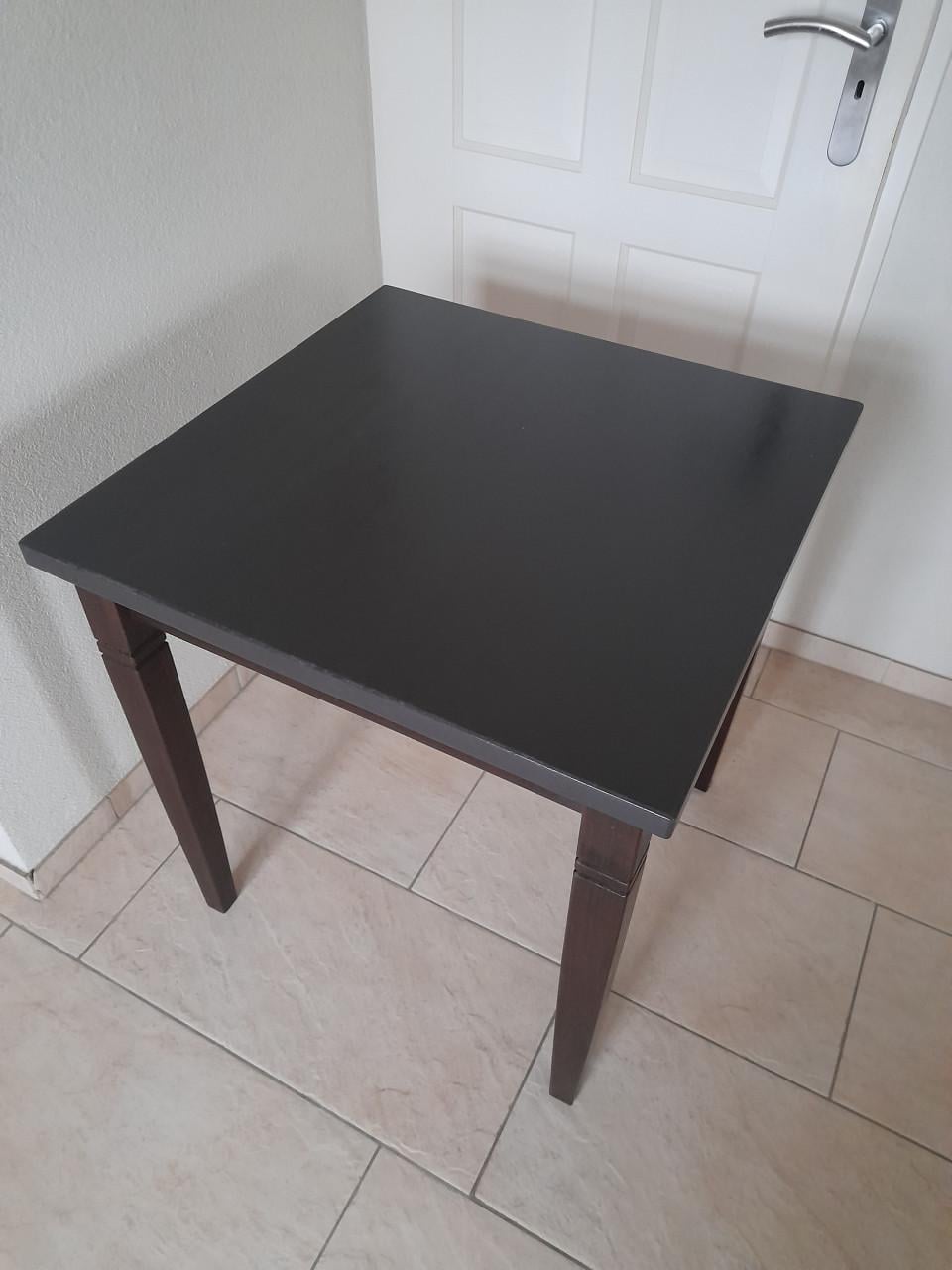 Massief houten tafel 70 x 70 x 75H (in goede staat)