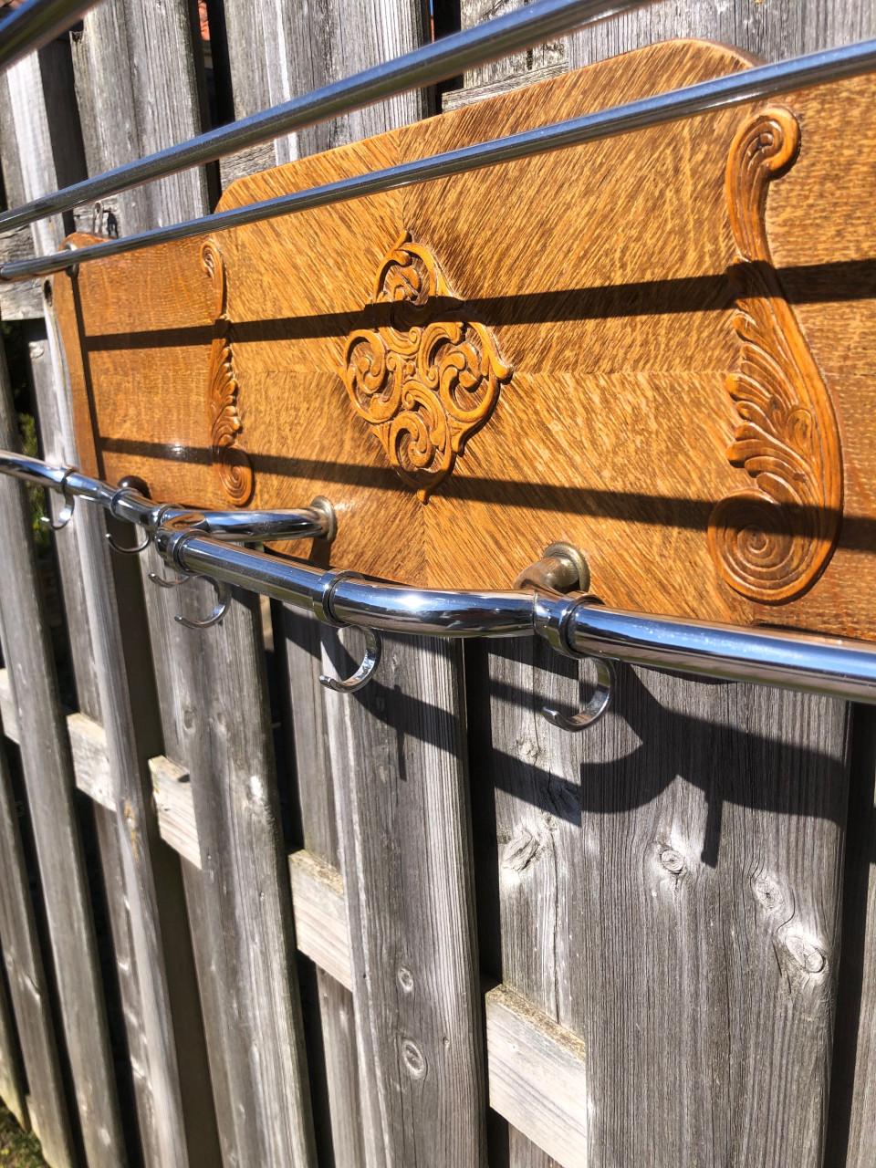 Vintage eikenhouten wandkapstok met chromen stangen en haken