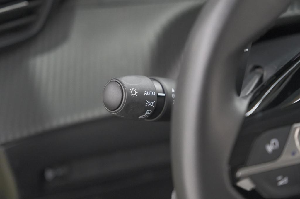 Peugeot 208 1.2 hybrid 100 e-dcs6 allure | apple carplay | parkeersensoren 