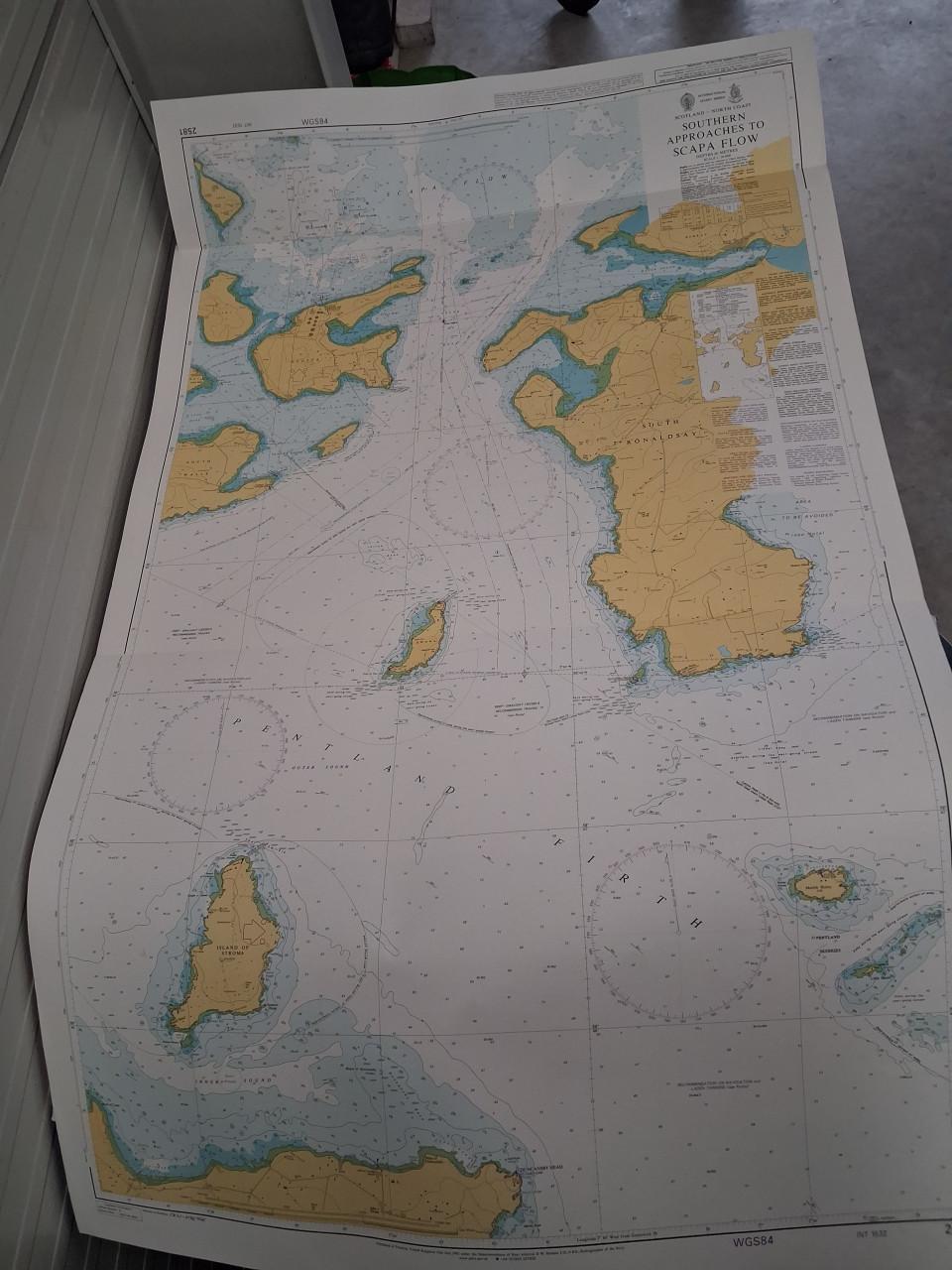 Verzameling zeekaarten.