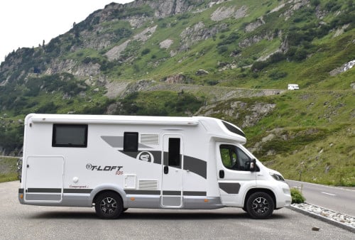 Te Koop: jonge half-integraal camper!