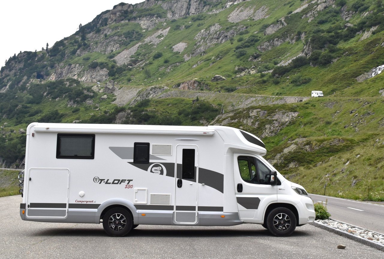 Te Koop: jonge half-integraal camper!