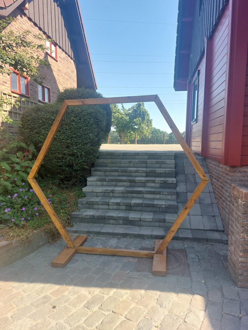 Zeshoekige houten trouwboog – ceremonieboog / backdrop