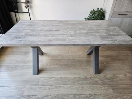 Goed onderhouden eettafel.