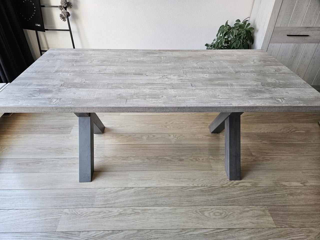 Goed onderhouden eettafel.