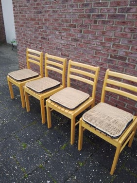 Vier mooie eetkamerstoelen met losse kussens