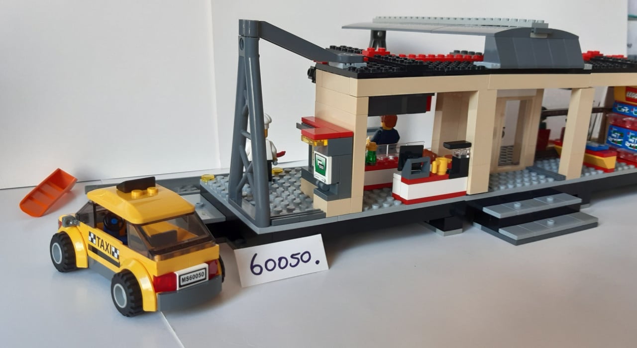 Lego City treinstation 60050: met taxi en 5 minifiguren