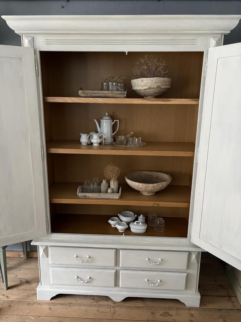 Grote kast met 2 deuren en 4 laadjes