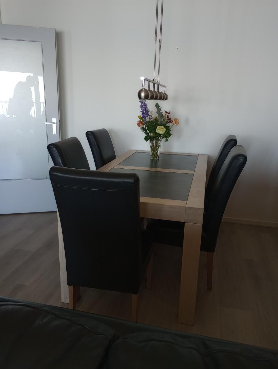 Eethoek met 5 leren stoelen