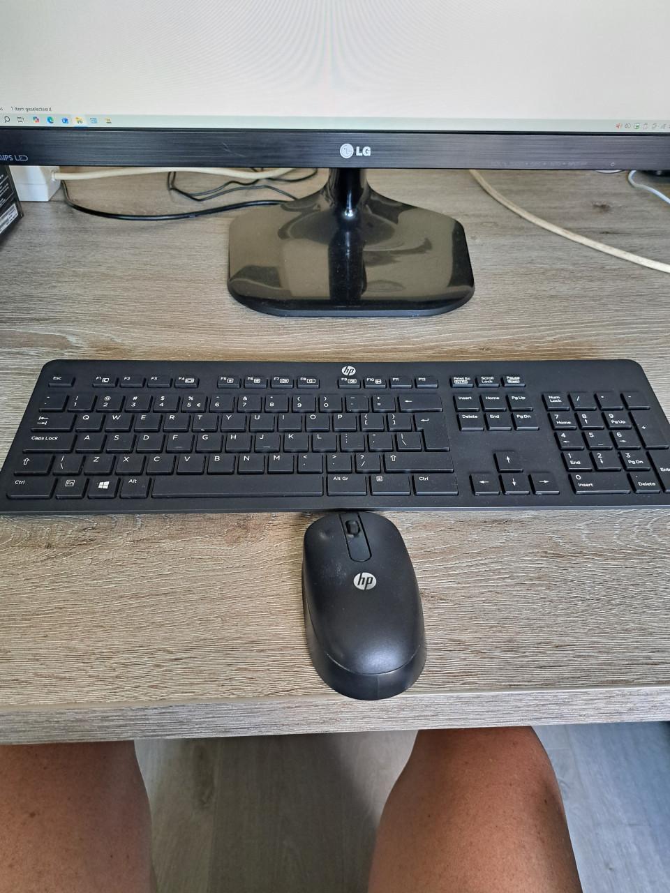 Acer pc compleet met monitor en draadloos toetsenbord en muis.