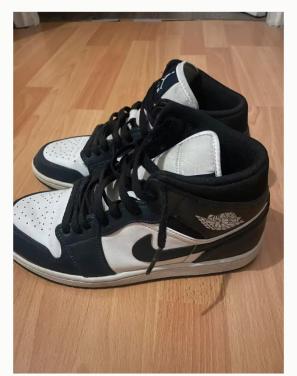 Nike jordans mid