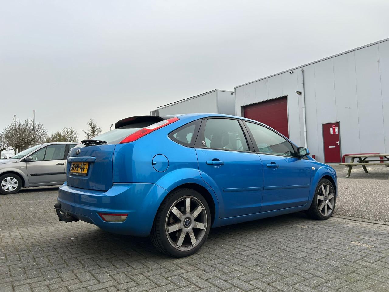 Ford Focus 2.0-16V Ghia FULL OPTION!