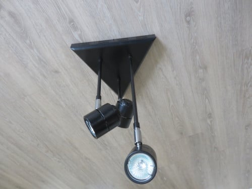 Plafondlamp  met  3 spotjes.