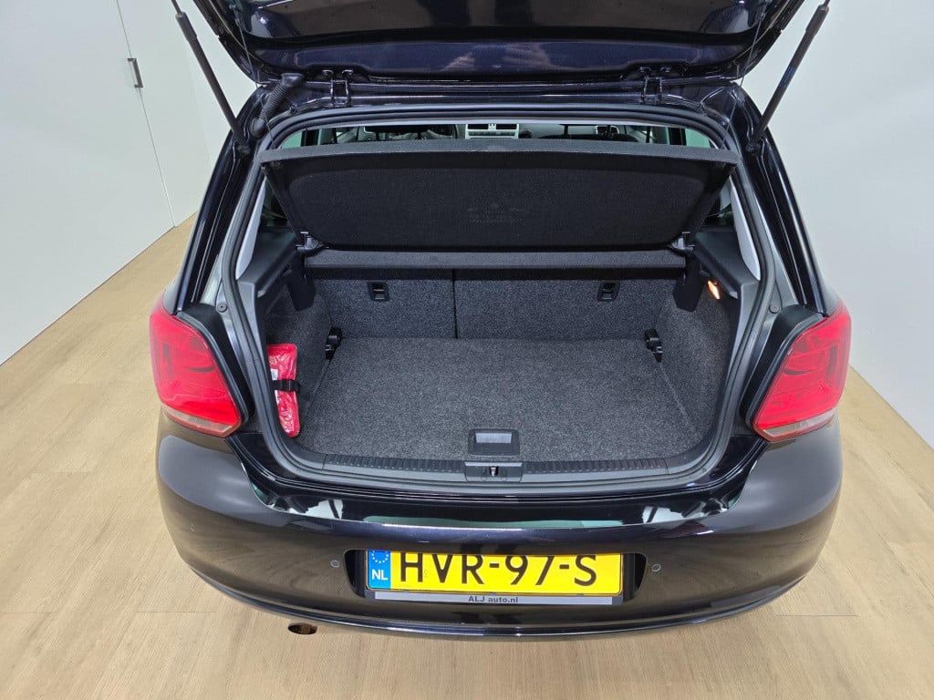 Volkswagen Polo occasion 1.2 tsi in zwart met cruisecontrol en sportieve lo