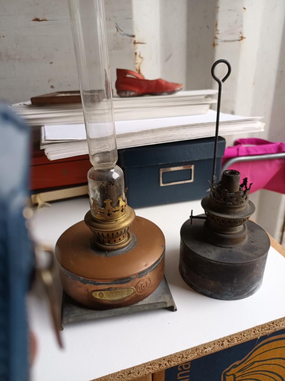 2 oliebranders voor scheepslamp