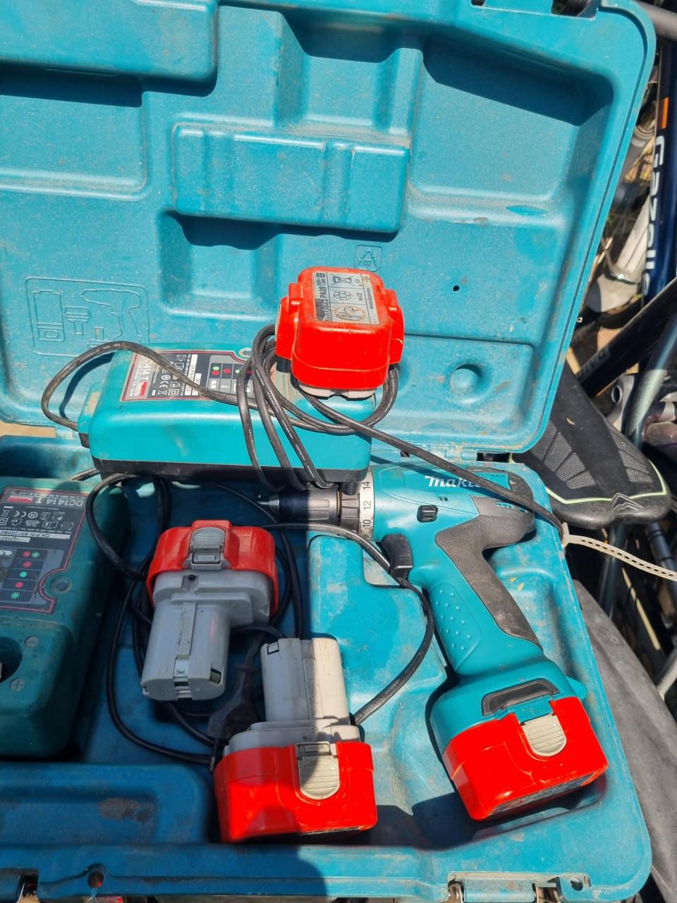 Accu-boormachine 9,6 Volt merk * MAKITA * + 2x Lader + 4e Accu