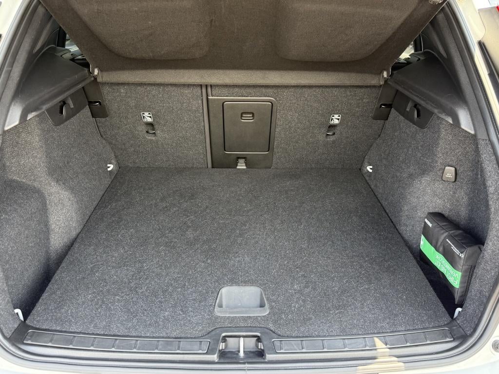 Volvo XC40 t5 262pk recharge ultimate dark |leder+ memory| camera| h&k soun