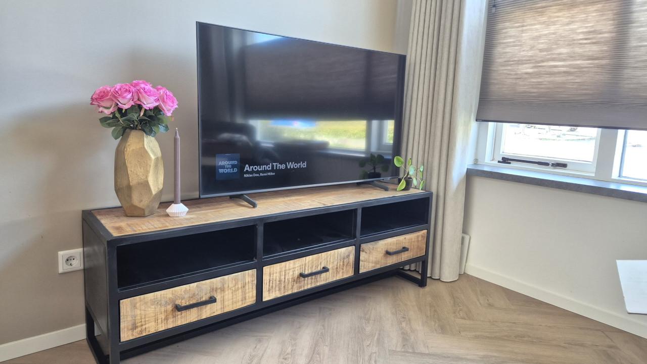 Mooi Tv meubel / dressoir staal met mangohout.