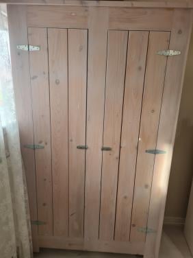 Grote mooie houten kast te koop