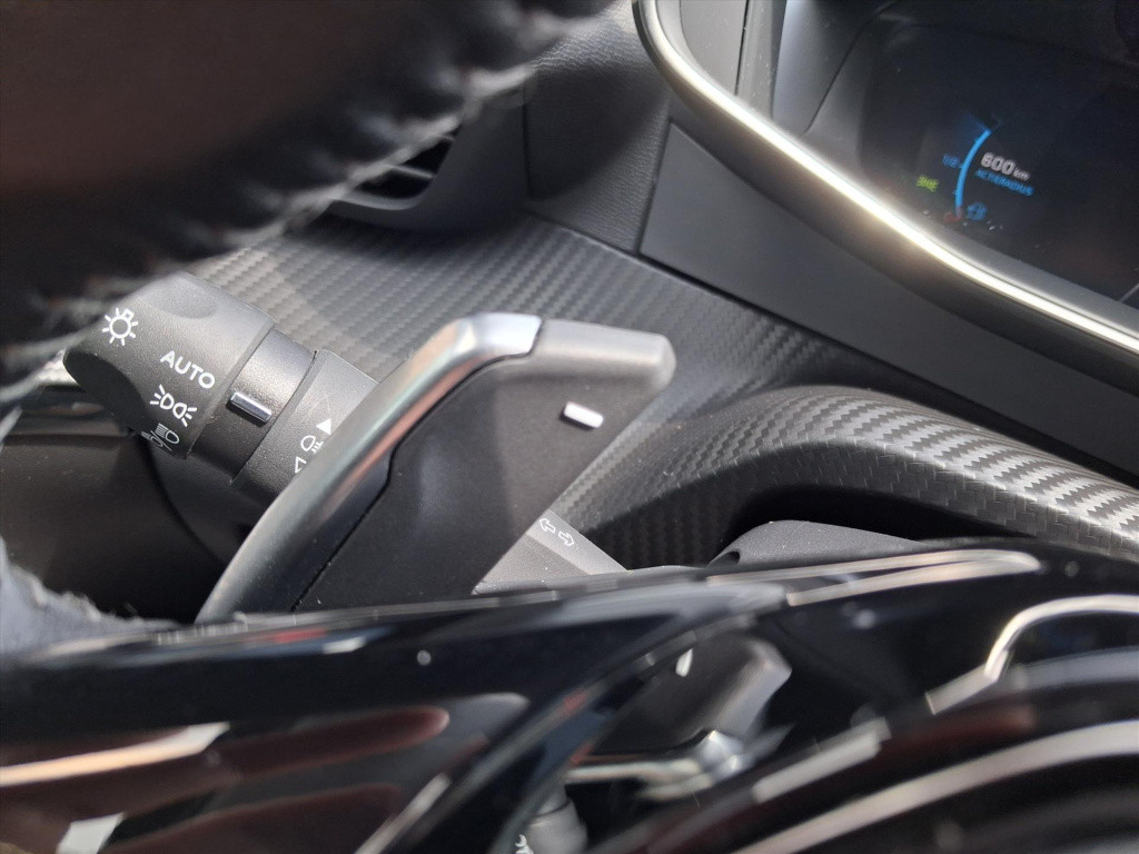 Peugeot 208 1.2 puretech 100pk eat8 allure pack | navi | bt | parkeersens. 