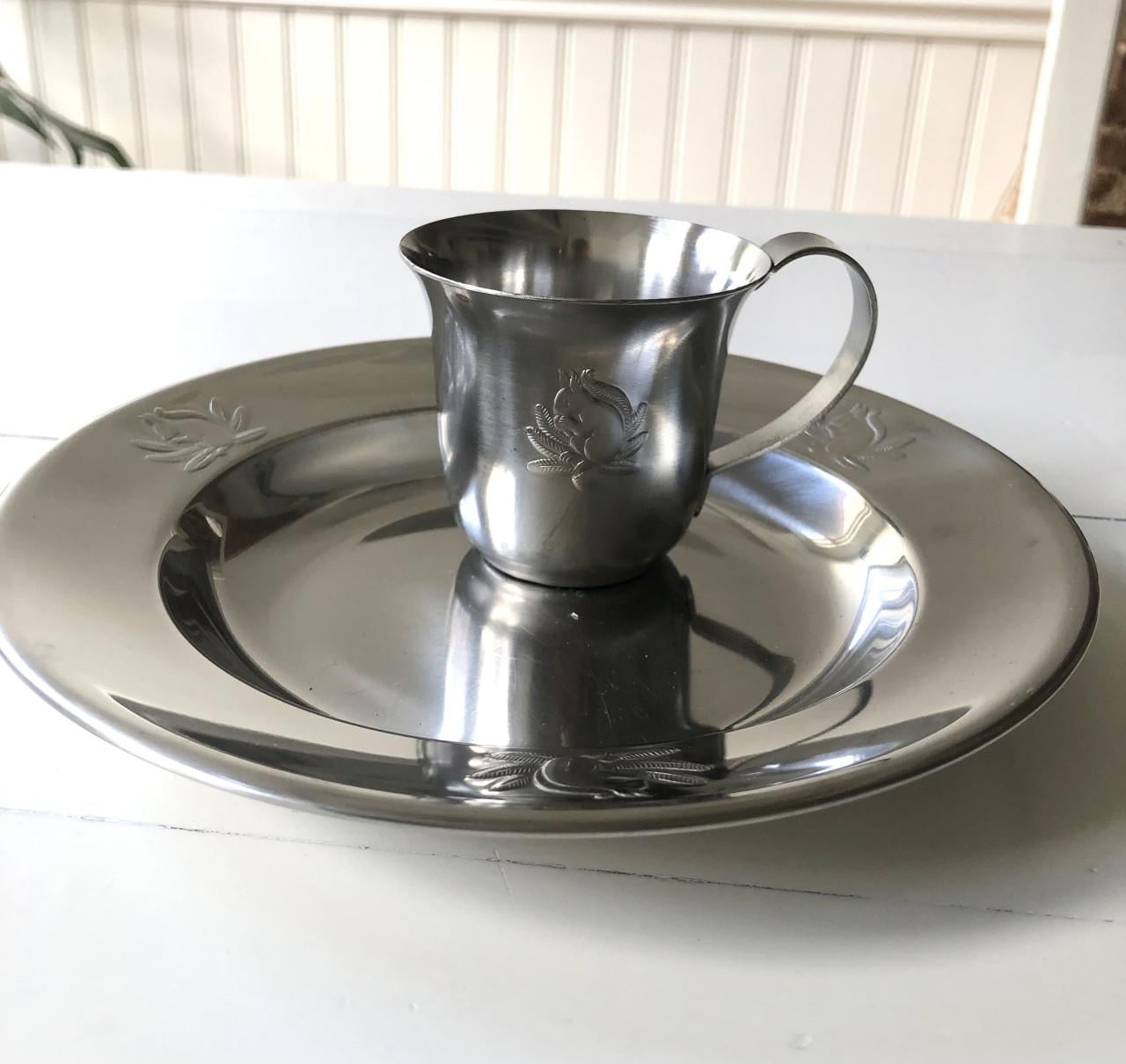 Leuk vintage setje van metalen kinderbordje en mokje met eekhoorn