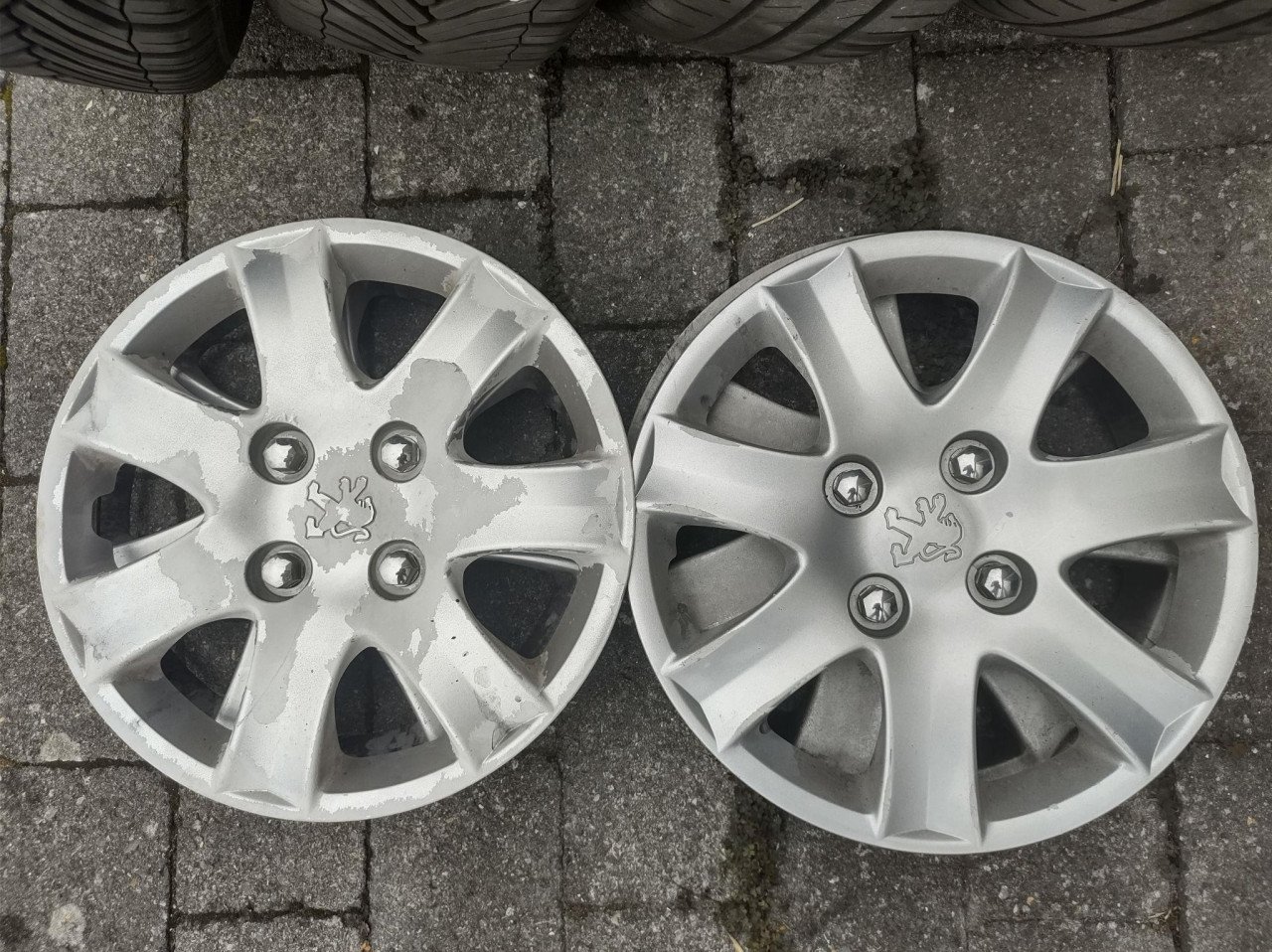 Setje stalen velgen en banden van een Peugeot 206