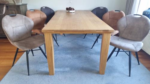 Eettafel met 6 stoelen