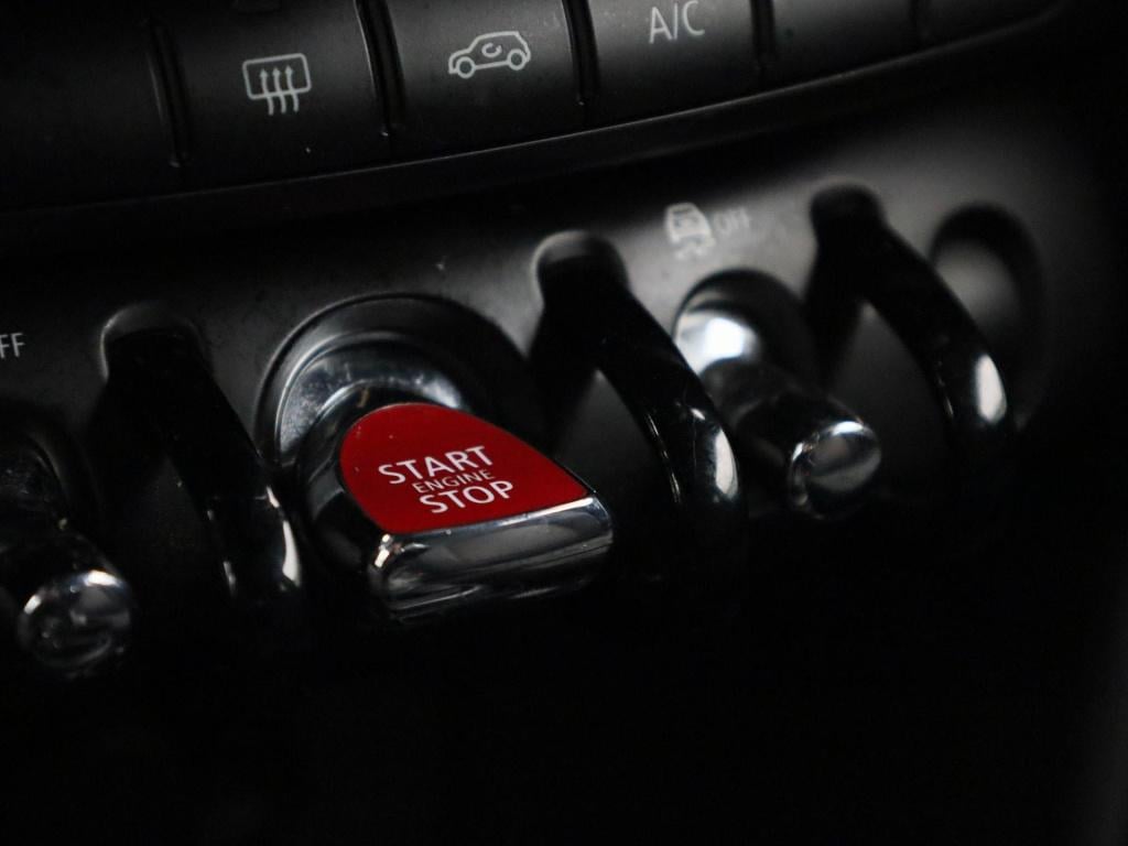 Mini Cooper mini 1.5 essential | navigatie | black pakket | parkeer sensore