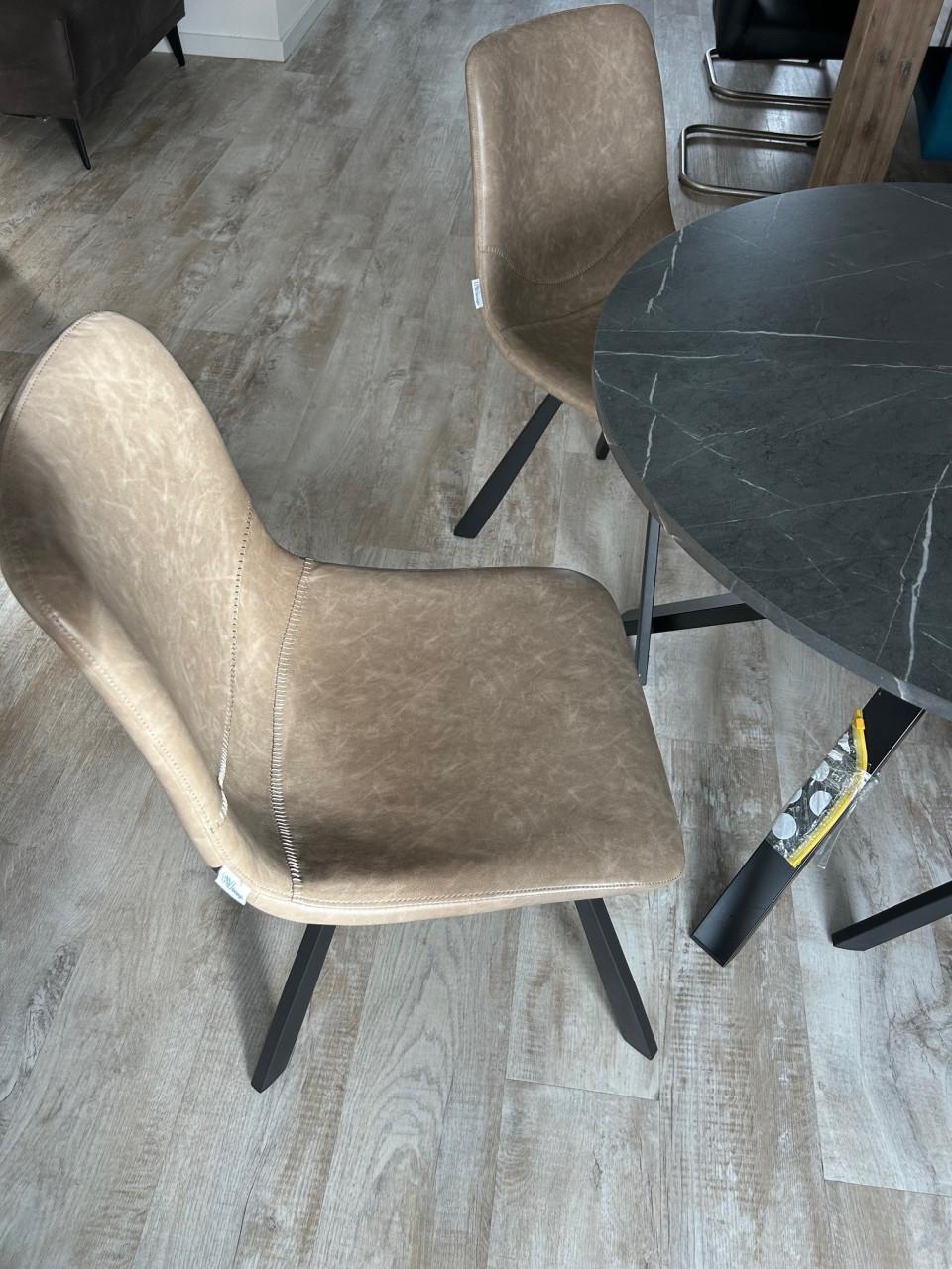 Te koop: Stijlvolle eettafel met 4 stoelen – Zo goed als nieuw!