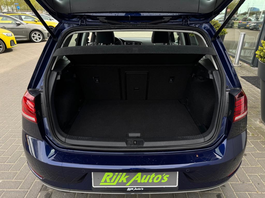 Volkswagen Golf 1.0 tsi * panoramadak * camera * navigatie * massage stoel