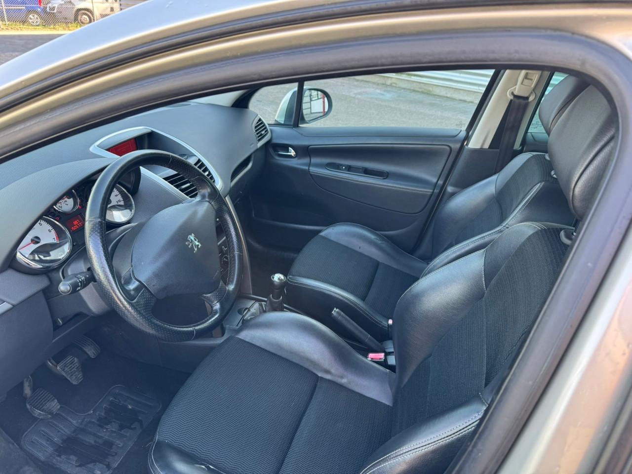 Peugeot 207 bj 2008 2250 euro