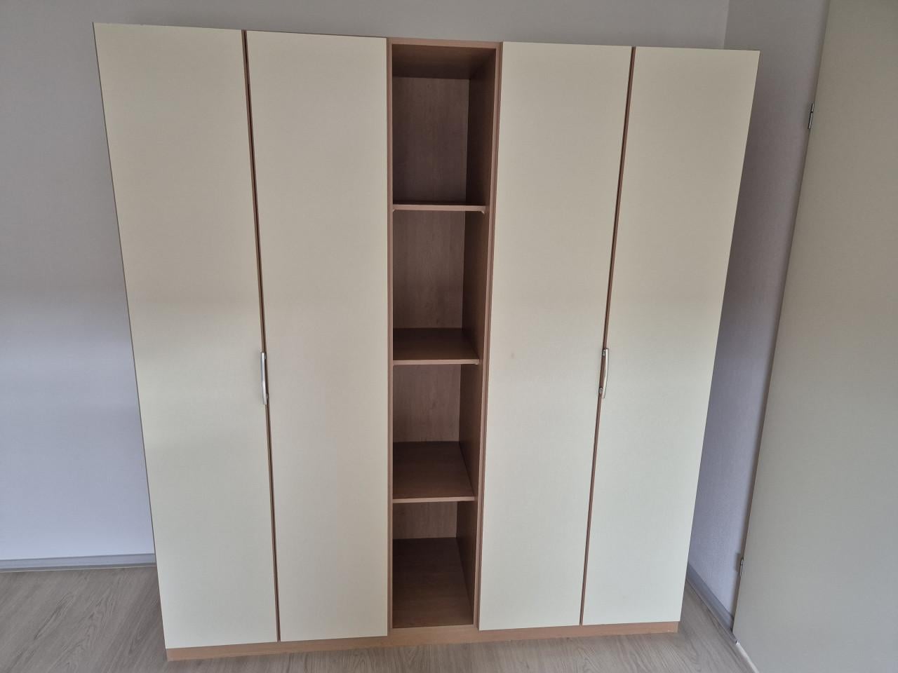 Twee GRATIS beige kledingkasten. Weg i.v.m. verhuizing!